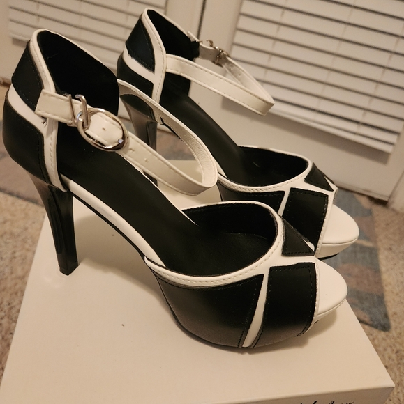 Heels - Picture 3 of 4